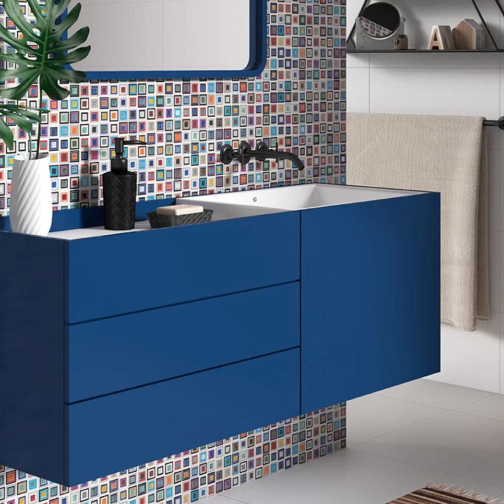 Baño moderno con mosaico colorido