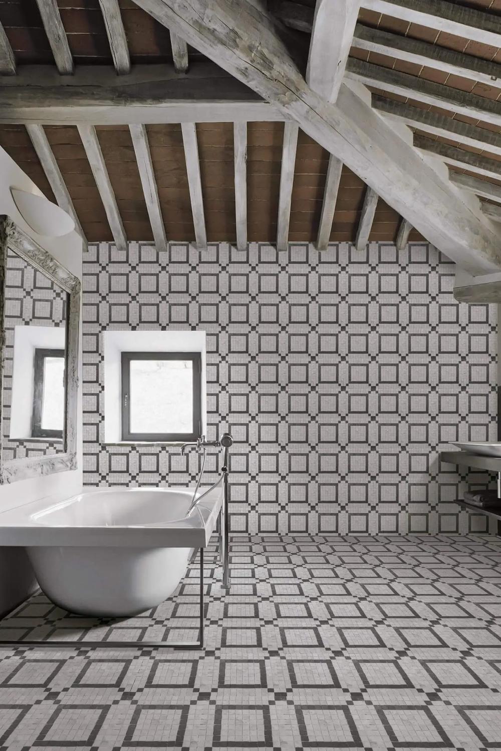 Baño elegante con mosaico gris y blanco