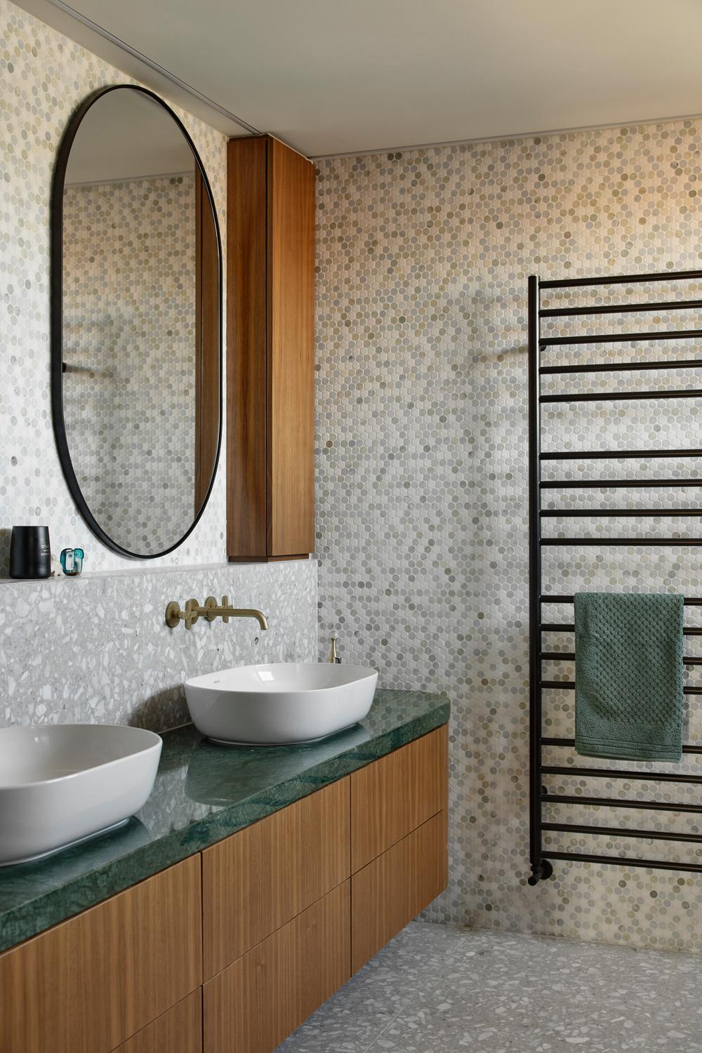 Baño moderno con mosaico circular