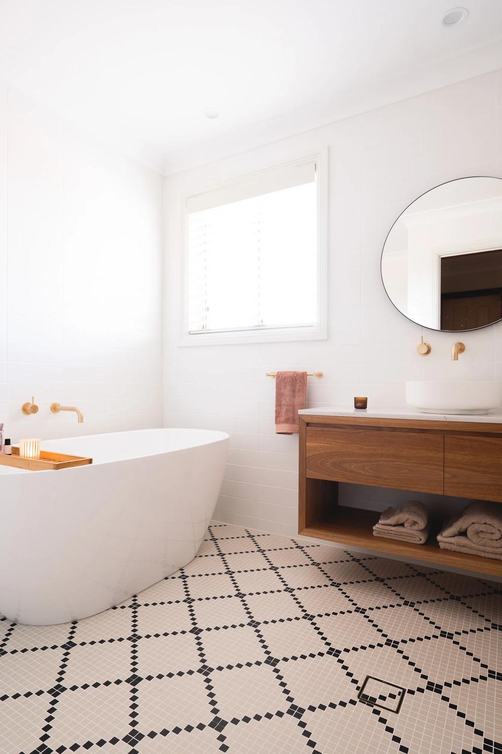 Baño moderno con toque natural
