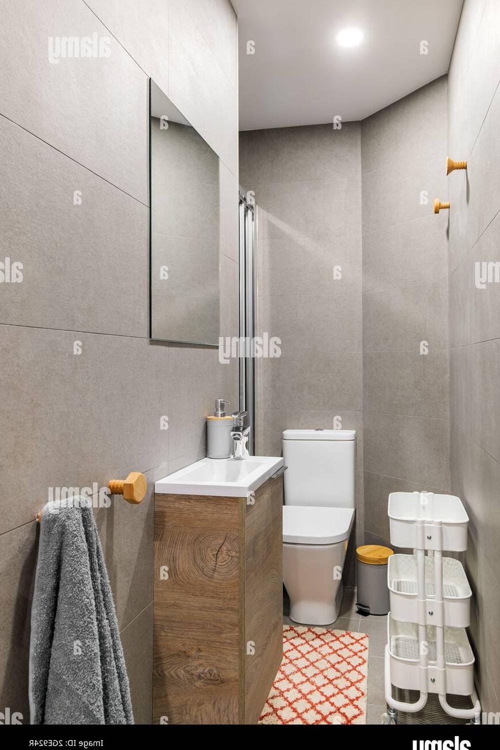 Baño económico con diseño minimalista