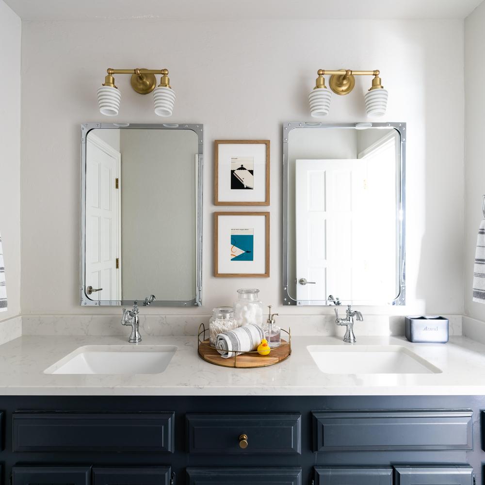 Baño náutico con doble lavabo en azul marino