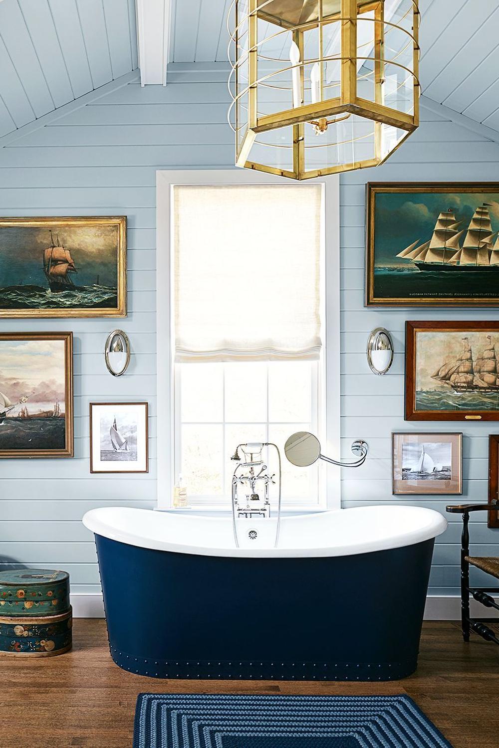 Baño náutico con bañera independiente y luminaria colgante