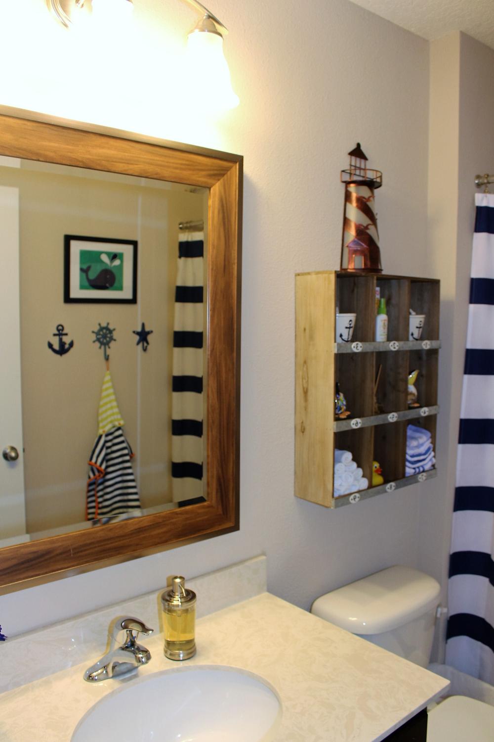 Baño náutico con decoración de pared náutica