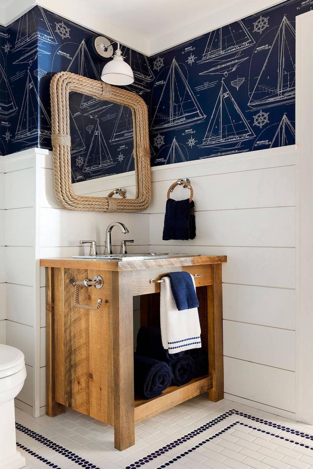 Baño náutico con murales de mapas