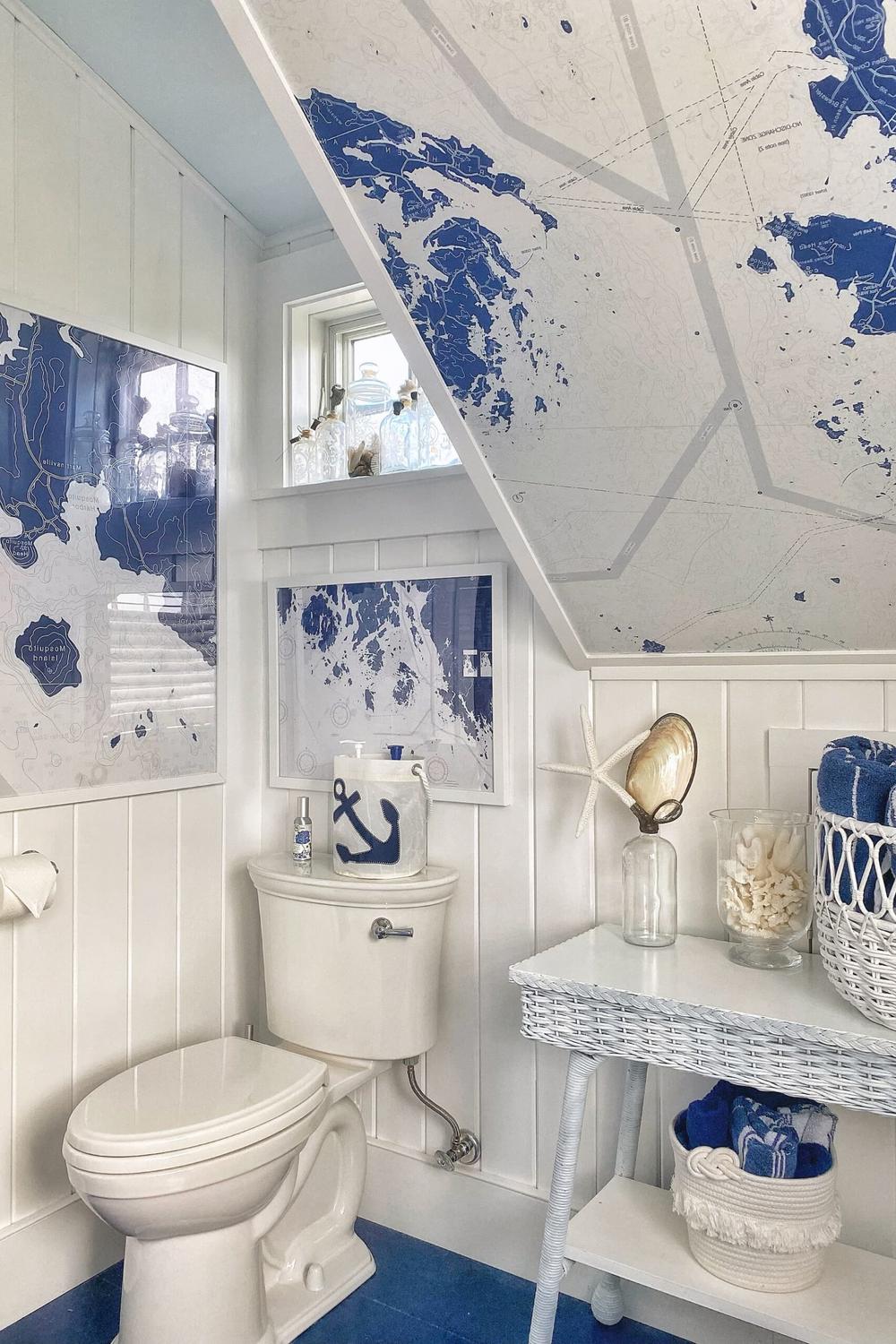 Baño náutico con decoración de charts náuticos