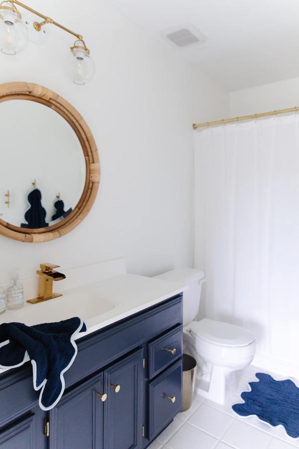 Baño náutico con armarios de almacenamiento como decoración