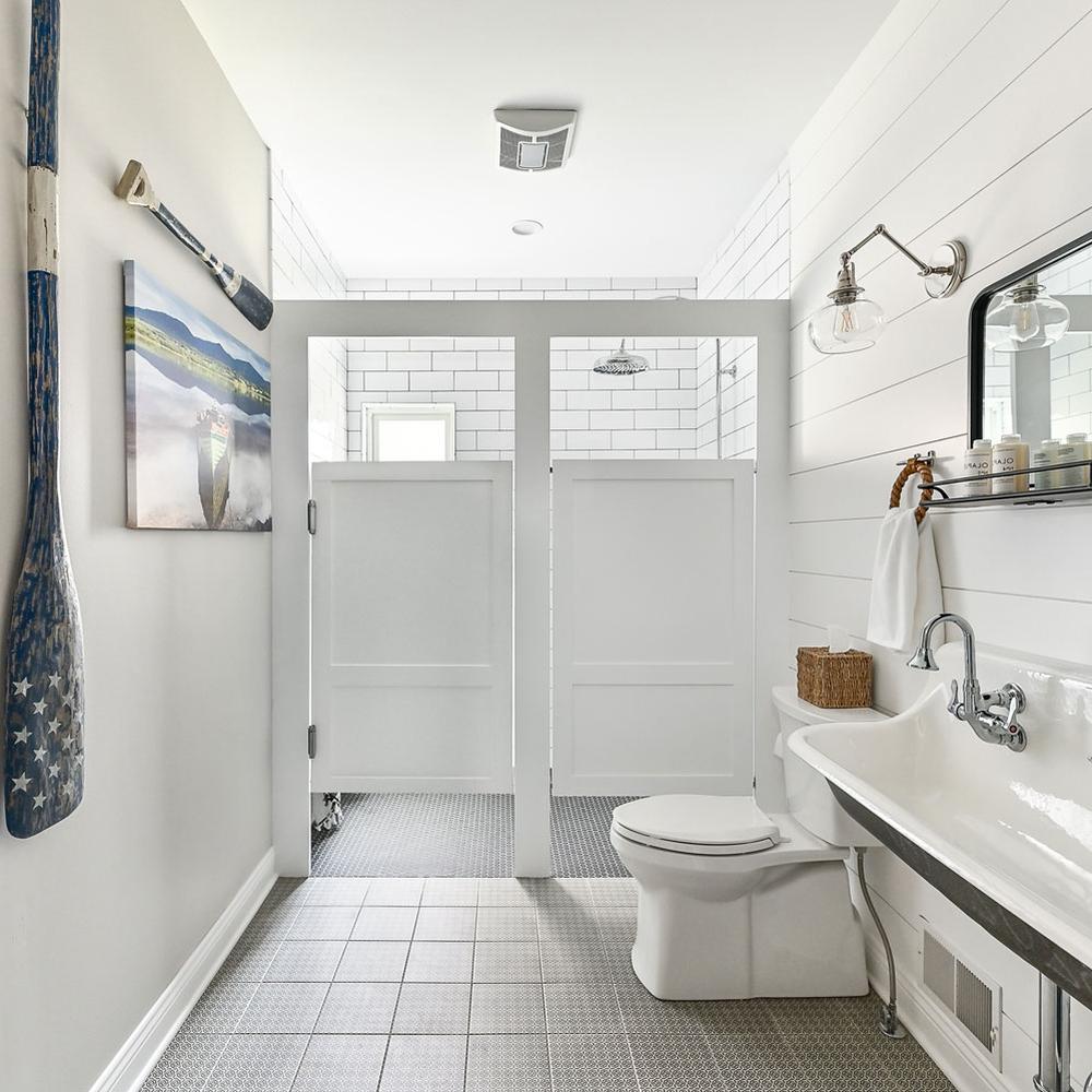 Baño náutico con estética limpia y moderna