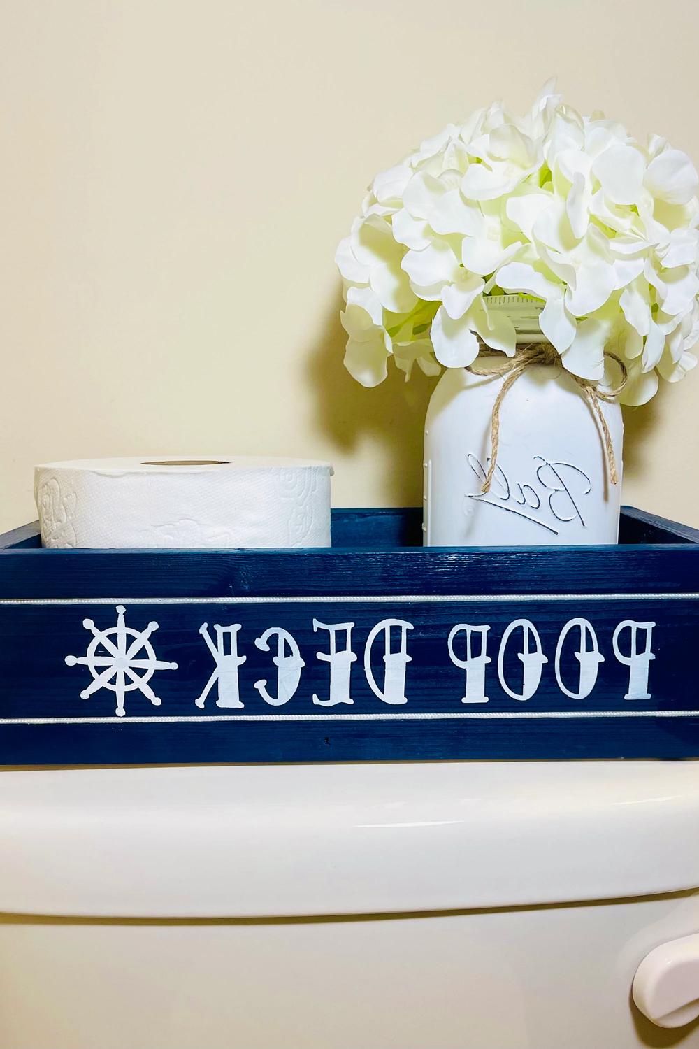 Decoración náutica en la tapa del inodoro