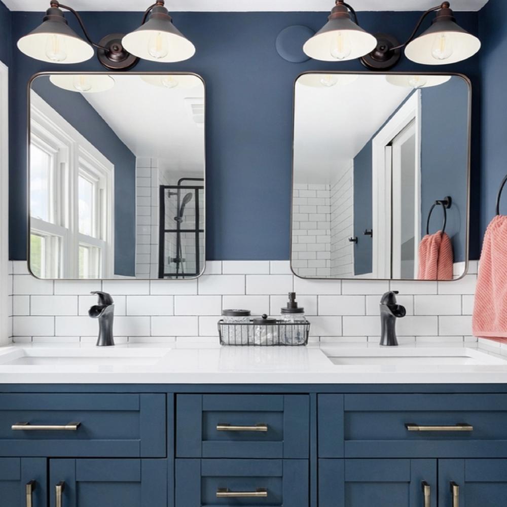 Diseño elegante del baño en azul marino con accesorios en blanco y dorado