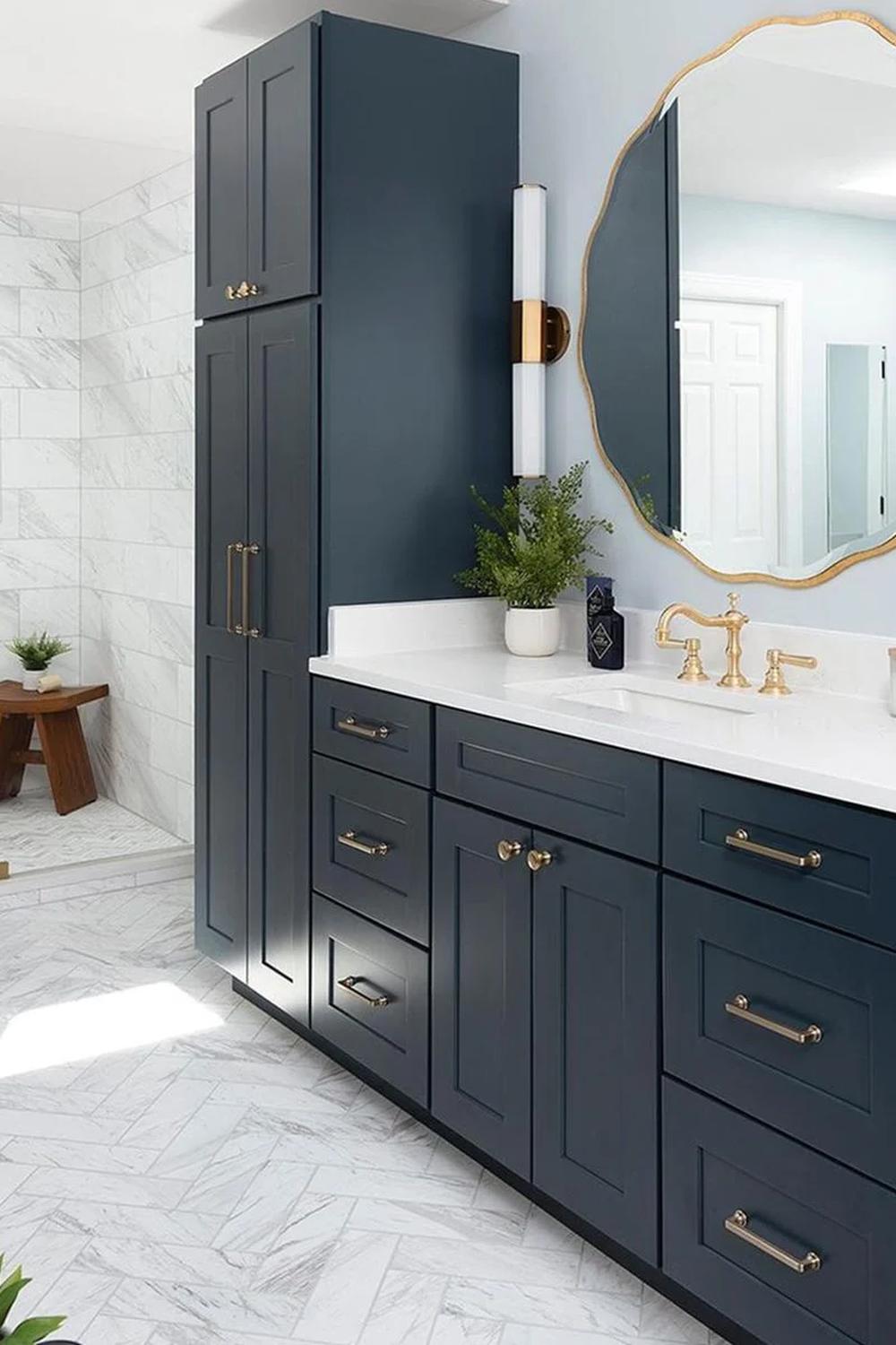 Baño contemporáneo en azul marino con muebles organizados y detalles dorados