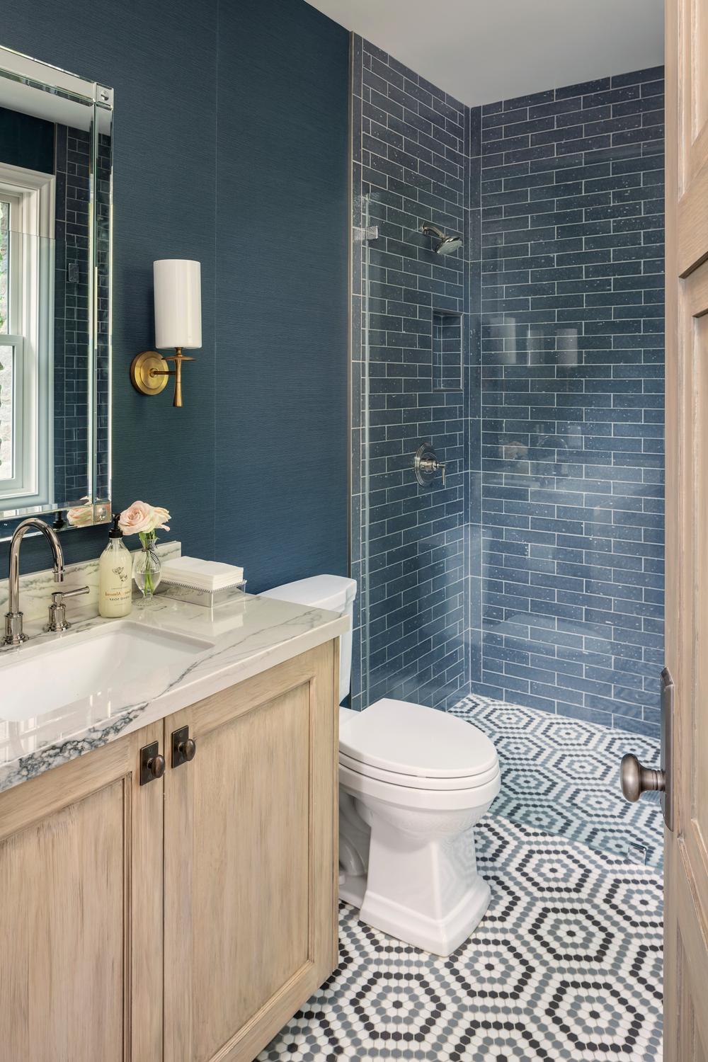Baño resistente en azul marino con ducha moderna y espejos amplios