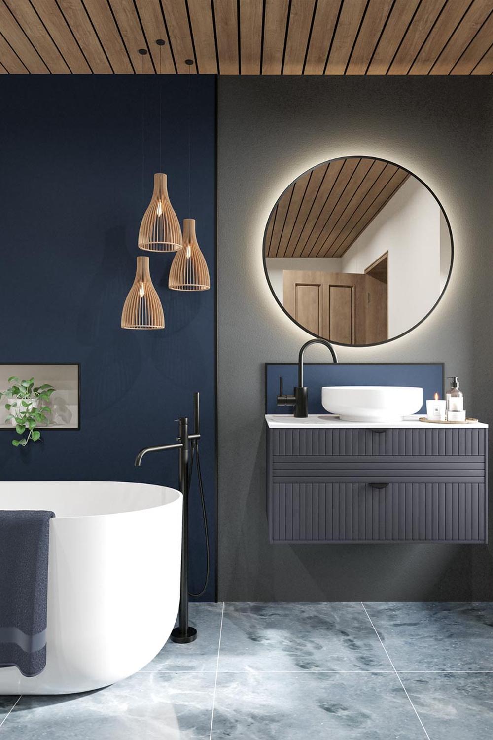 Estilo moderno de baño azul marino con bañera de diseño curvado