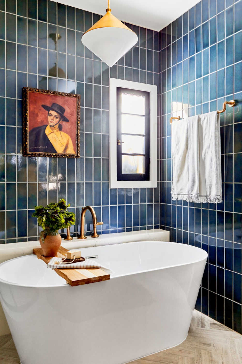 Baño contemporáneo azul marino con bañera moderna y diseño estilizado