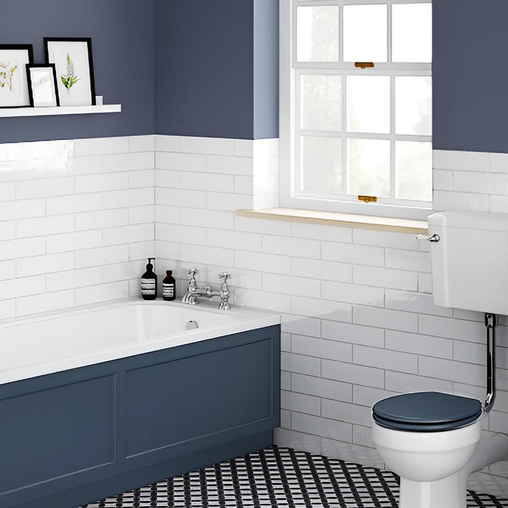 Baño elegante con paredes azul marino y bañera moderna