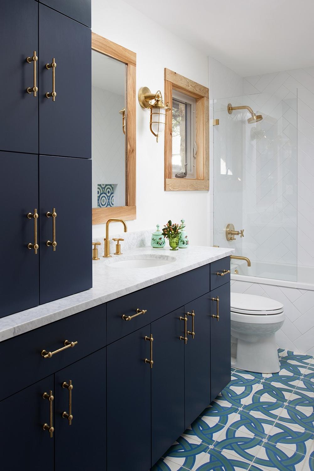 Baño moderno en azul marino con detalles de lujo y elegante diseño