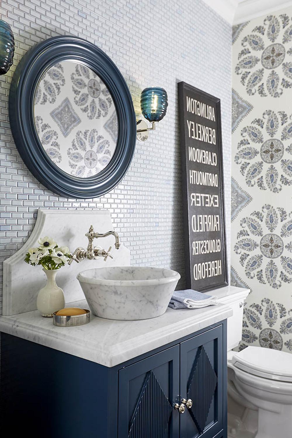 Baño encantador en azul marino con detalles vintage y modernos