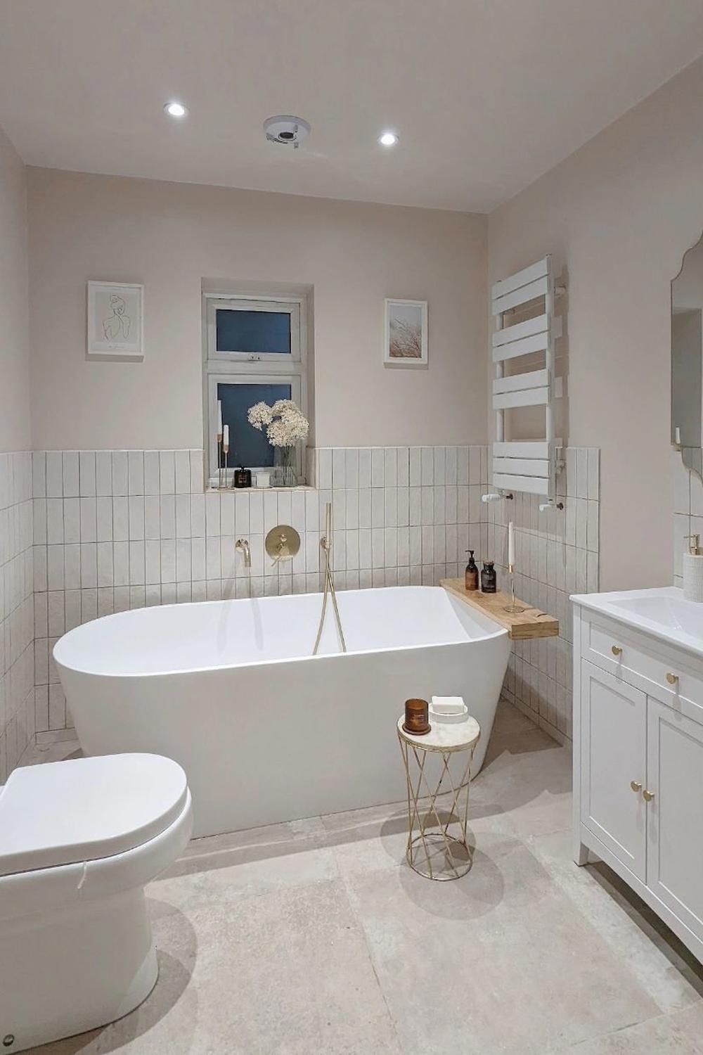 Diseño de baño moderno con paleta de colores neutra