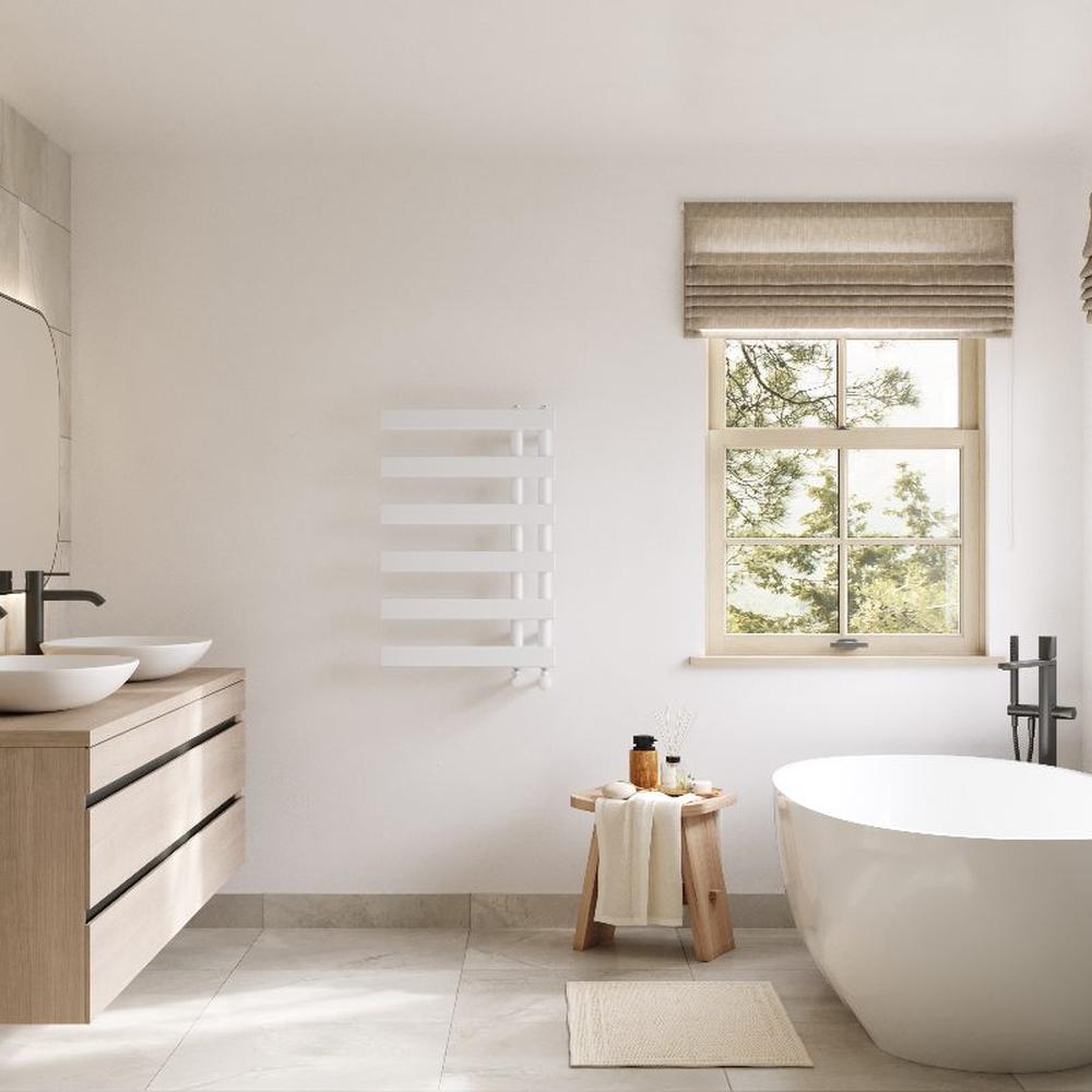 Estilo contemporáneo en un baño neutro