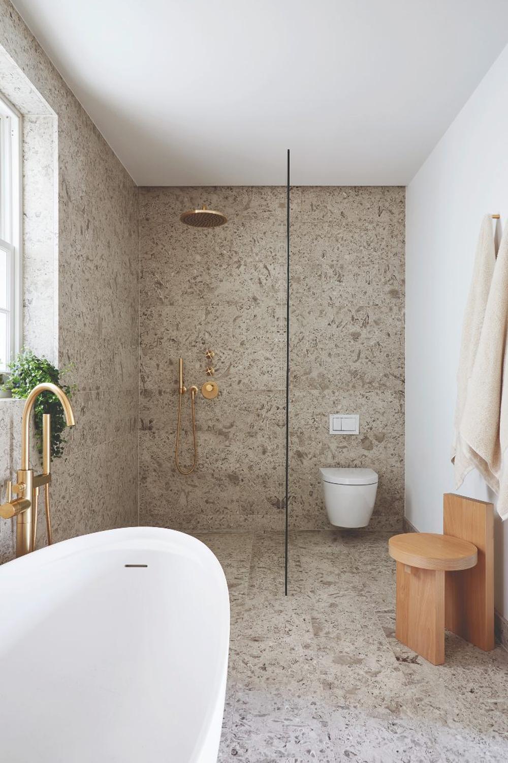 Baño elegante con detalles en piedra natural