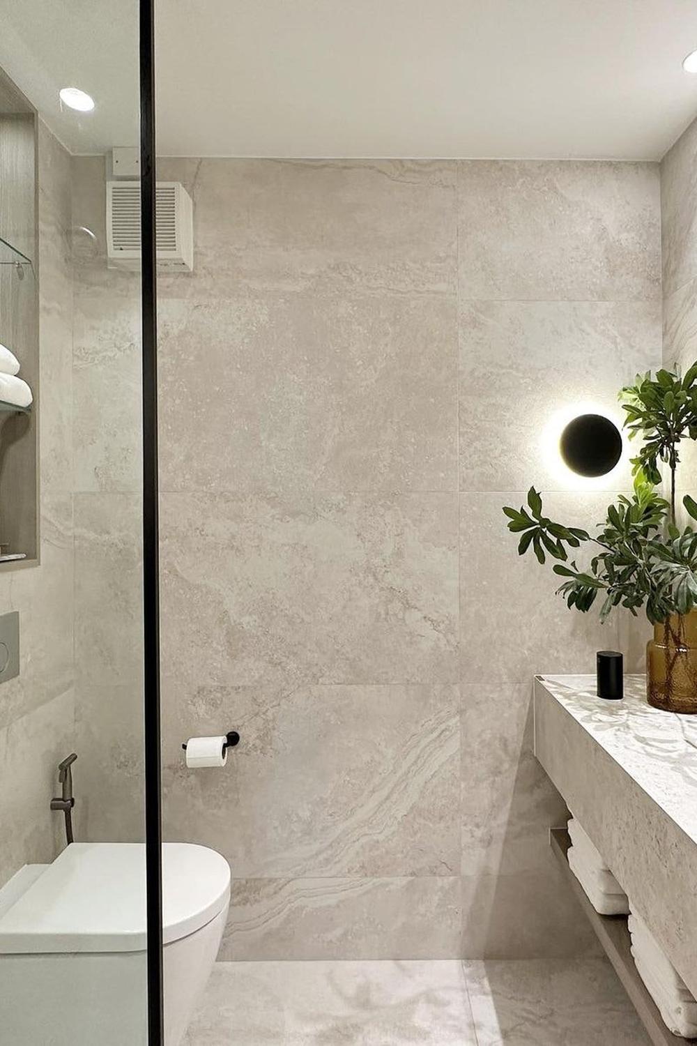 Baño con elementos de piedra natural