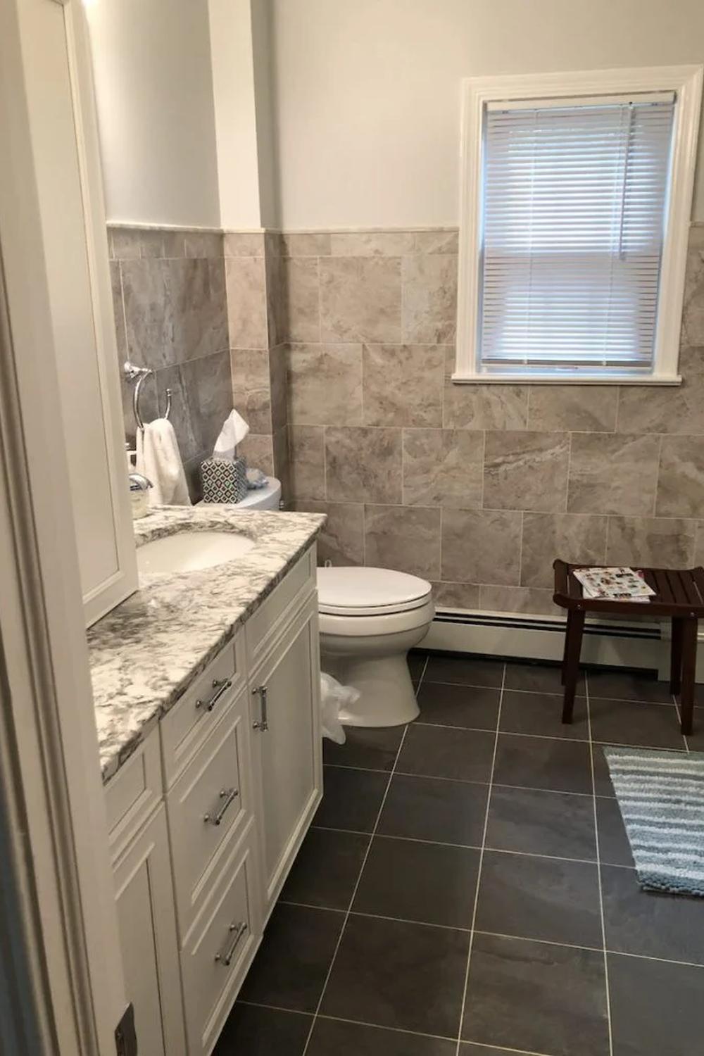 Baño práctico y acogedor