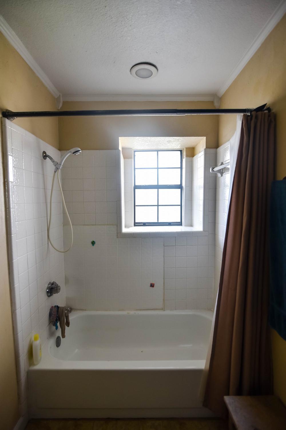 Compact bathroom design featuring a functional layout and simple accessories.