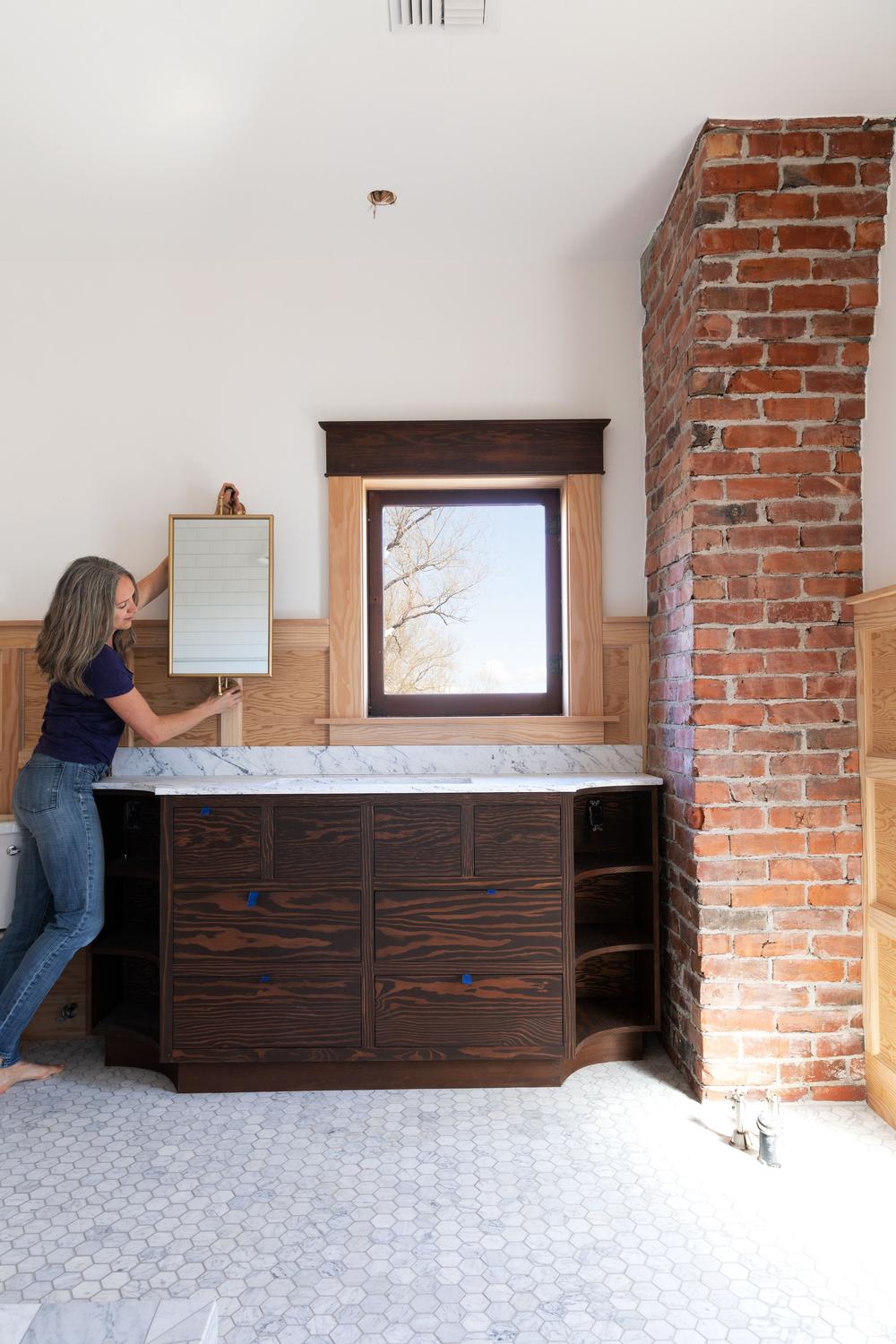 Rinconera de lavabo contemporánea con superficie de mármol blanco, estilo moderno y rústico