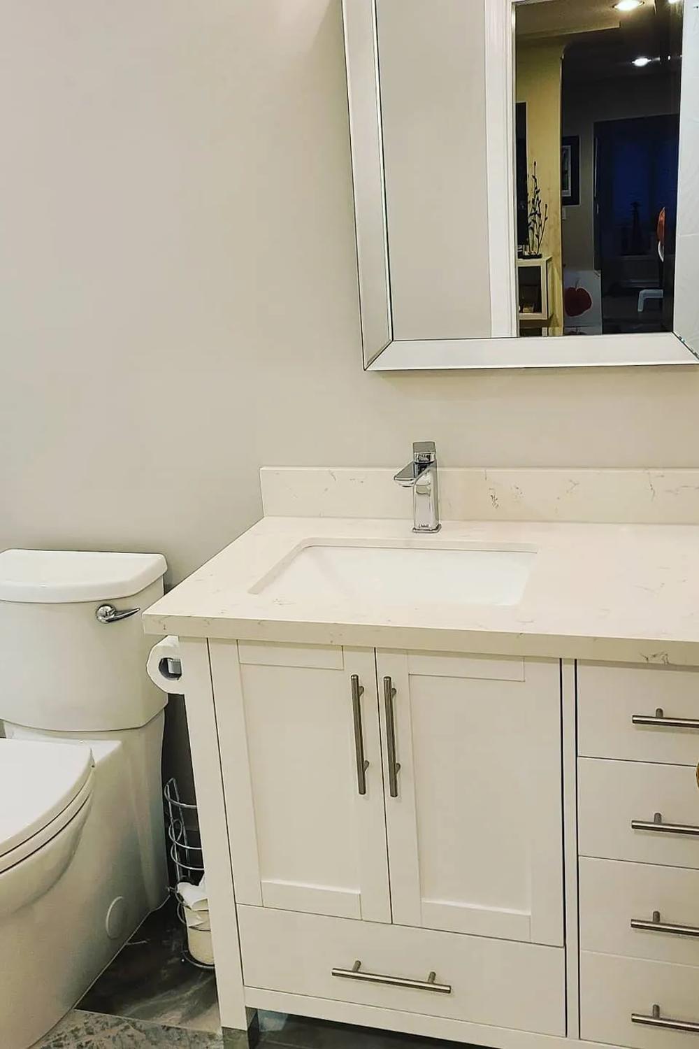 Rinconera de lavabo moderna con encimera blanca y diseño minimalista