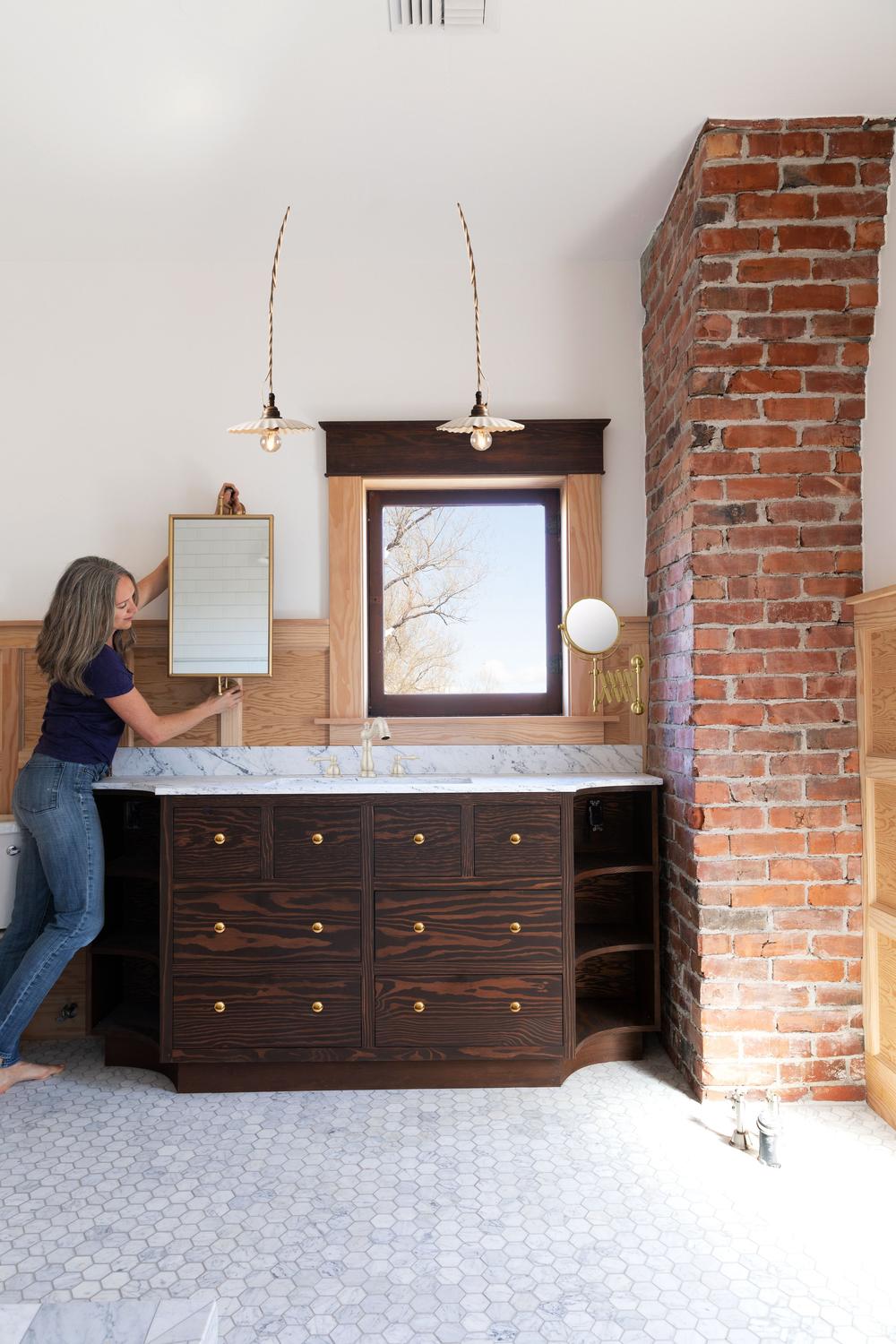 Rinconera de lavabo industrial con luces colgantes y lavabo único