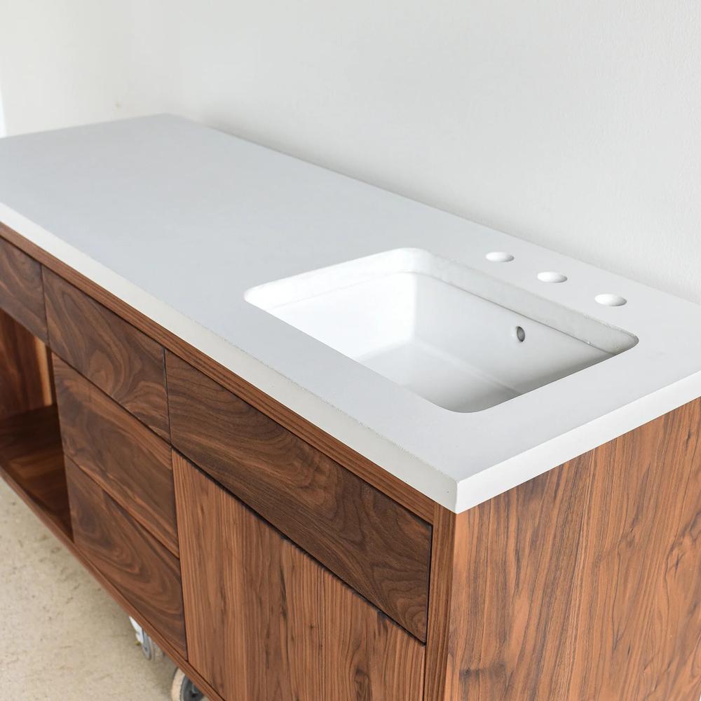 Rinconera de lavabo de madera oscura con lavabo de diseño moderno
