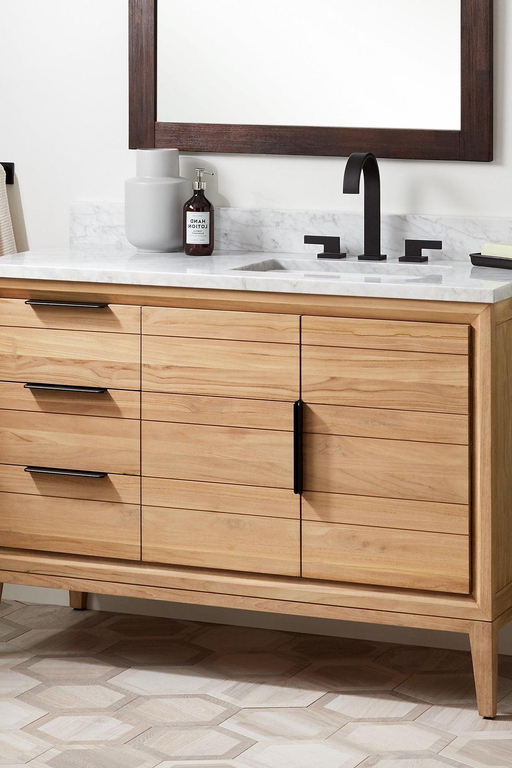 Rinconera de lavabo con una combinación de blanco y madera clara