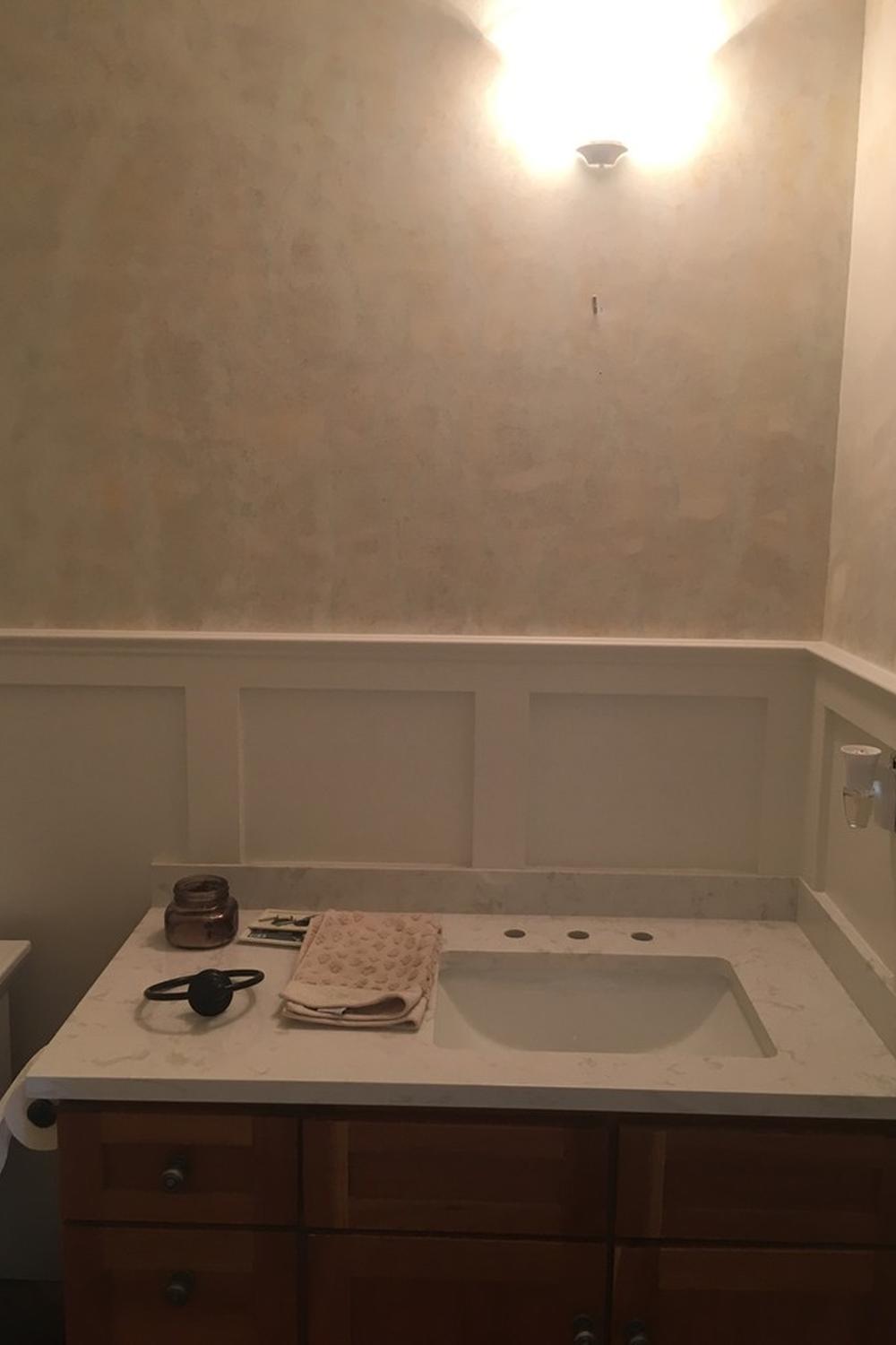 Rinconera de lavabo que divide el espacio con elegancia y funcionalidad