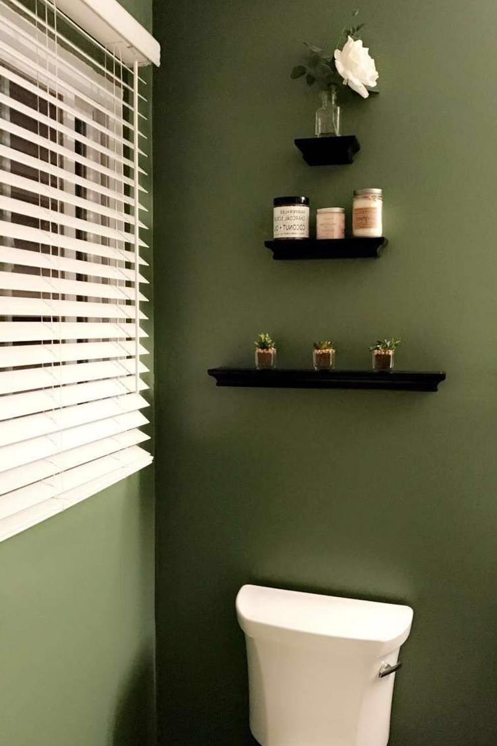 Estanterías Abiertas en un Baño Verde Oliva