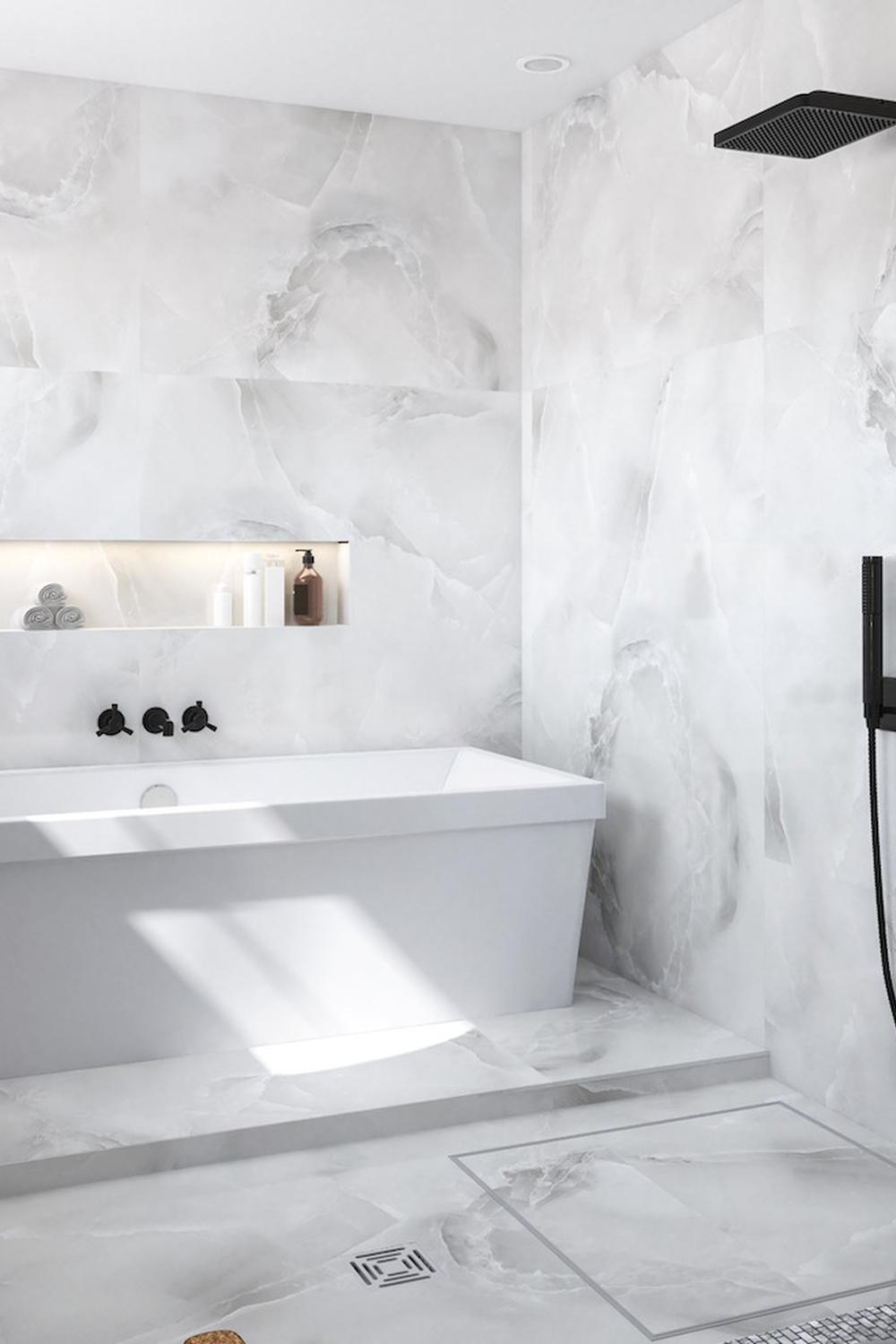 Baño moderno con azulejos de ónix que crean un ambiente sereno y elegante