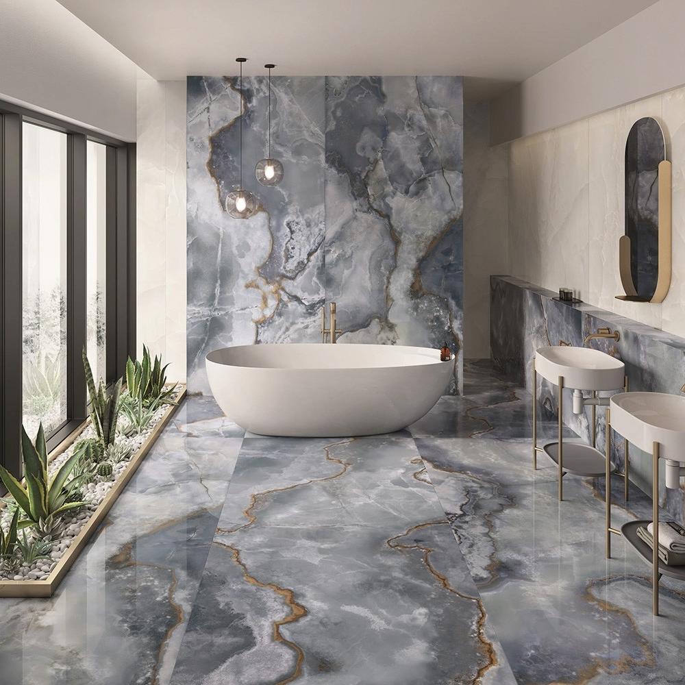 Baño de lujo con azulejos de ónix y paleta de colores suaves