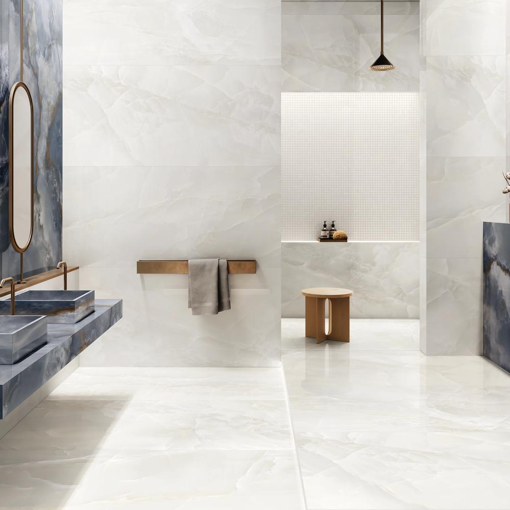 Baño contemporáneo con azulejos de ónix y elementos naturales