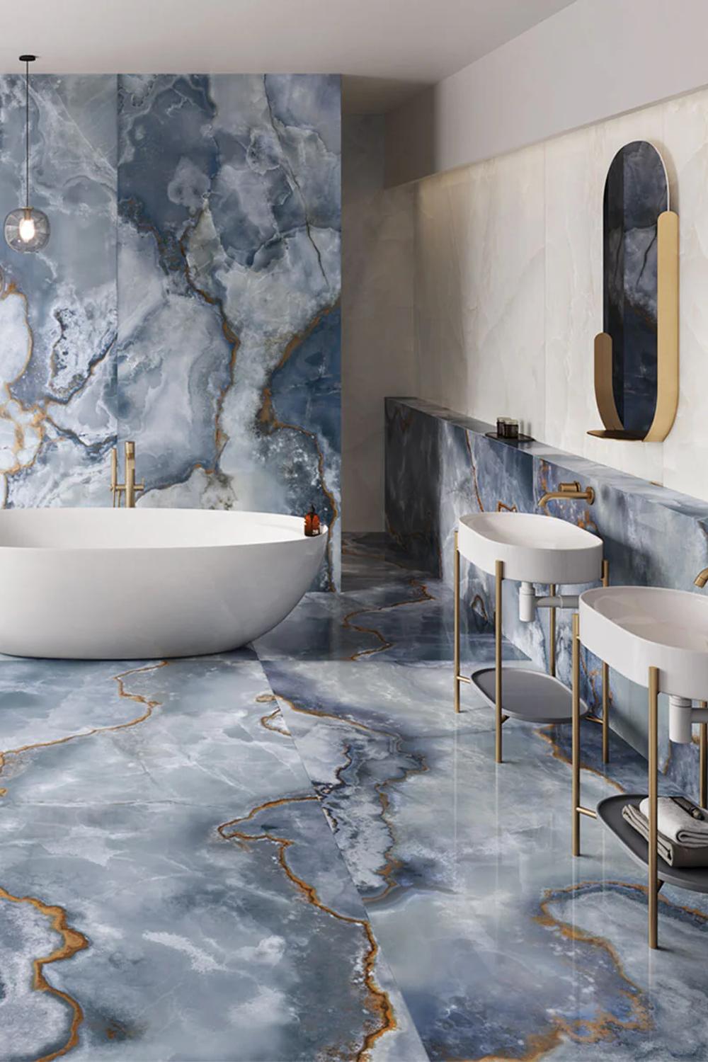 Baño elegante con azulejos de ónix en tonos suaves y tratamientos de pared fascinantes
