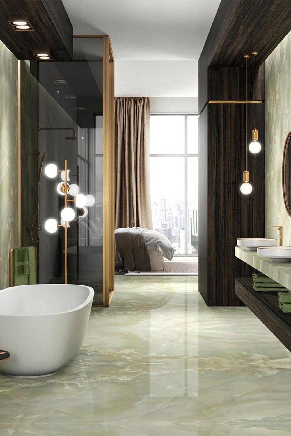 Baño moderno con azulejos de ónix y tonos terrosos que reflejan elegancia