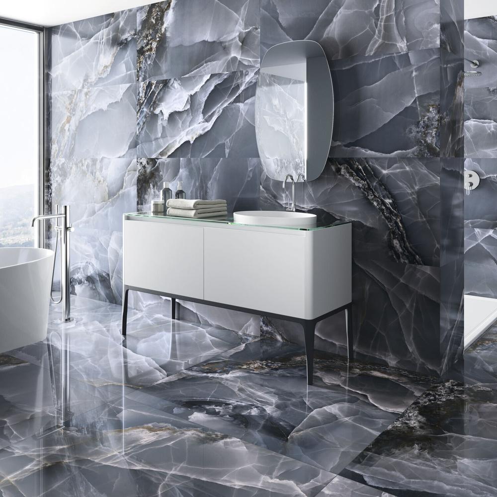 Baño minimalista con azulejos de ónix que enfatizan elegancia y simplicidad