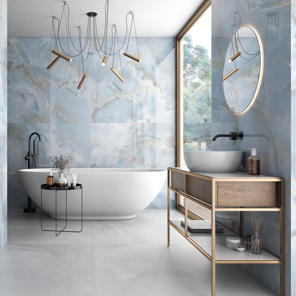 Estética de lujo en el baño con azulejos de ónix que reflejan luz y elegancia