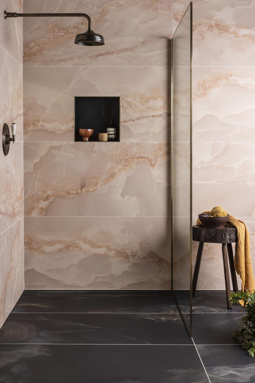 Diseño acogedor en el baño con azulejos de ónix que mezclan tonos cálidos y elegancia