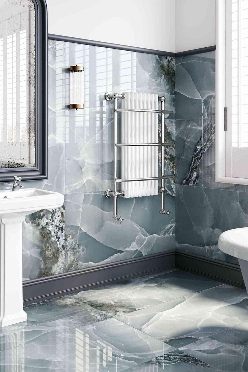 Baño fresco y moderno con azulejos de ónix que reflejan un estilo elegante