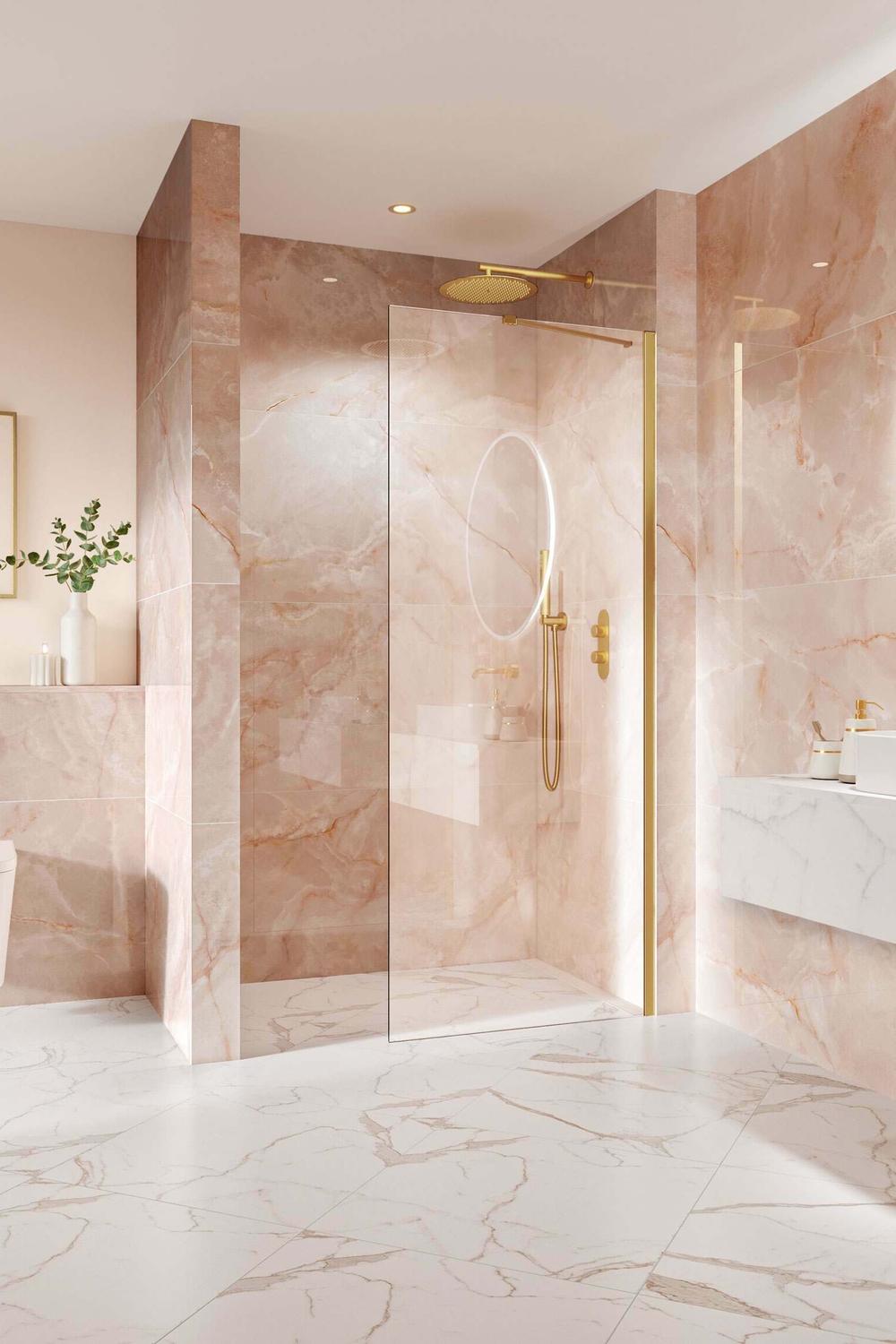 Baño cálido y acogedor con azulejos de ónix que invitan a la relajación