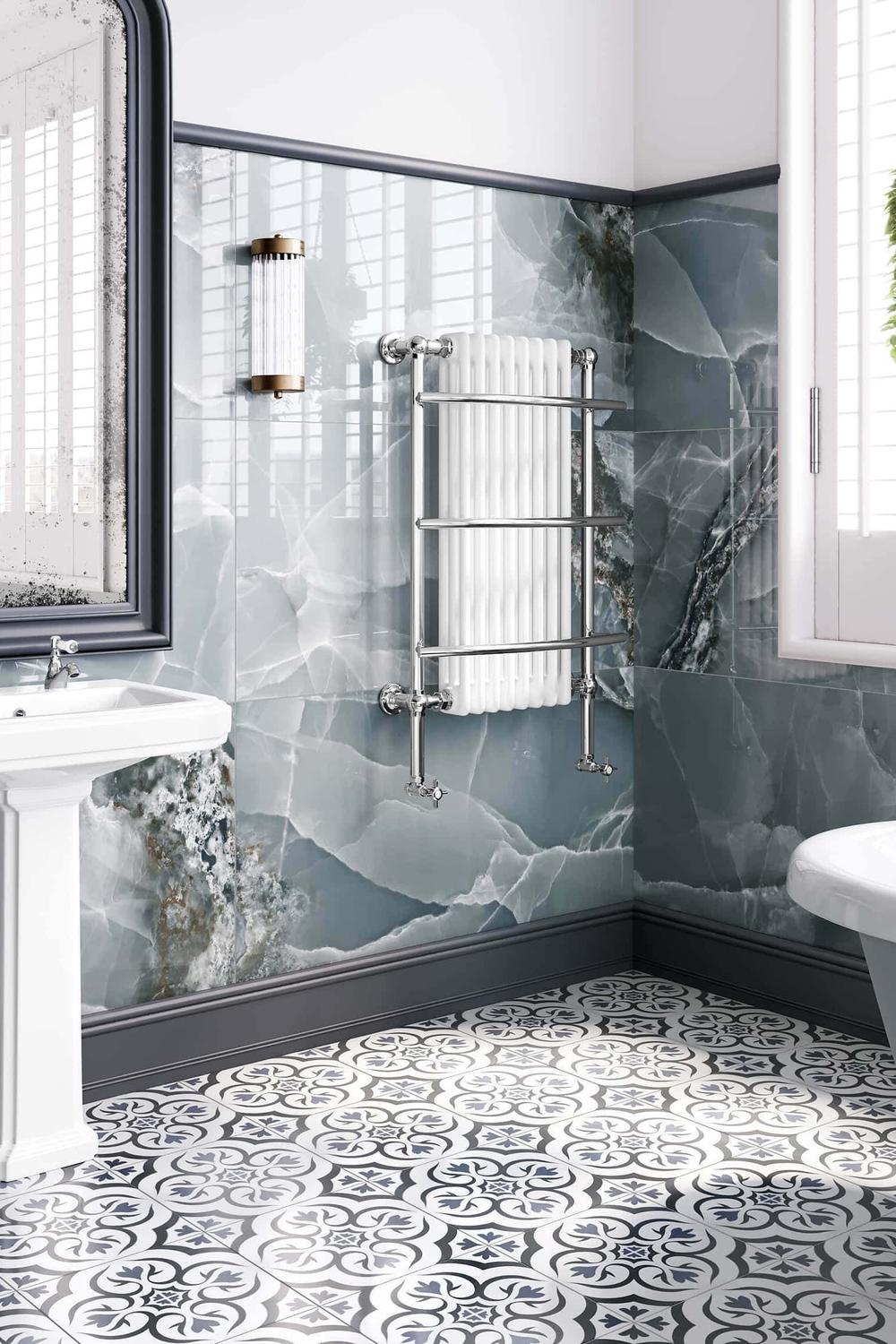 Baño sofisticado con azulejos de ónix que ofrecen una armonía de tonos suaves