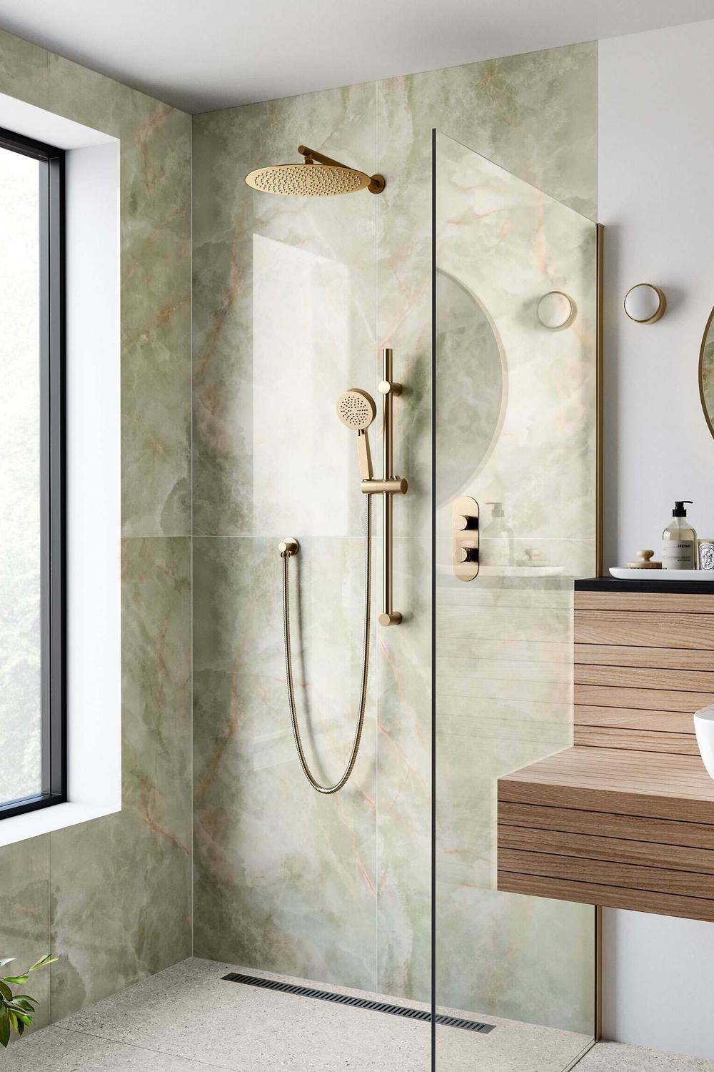 Estilo contemporáneo con azulejos de ónix en la ducha que combina lujo y funcionalidad