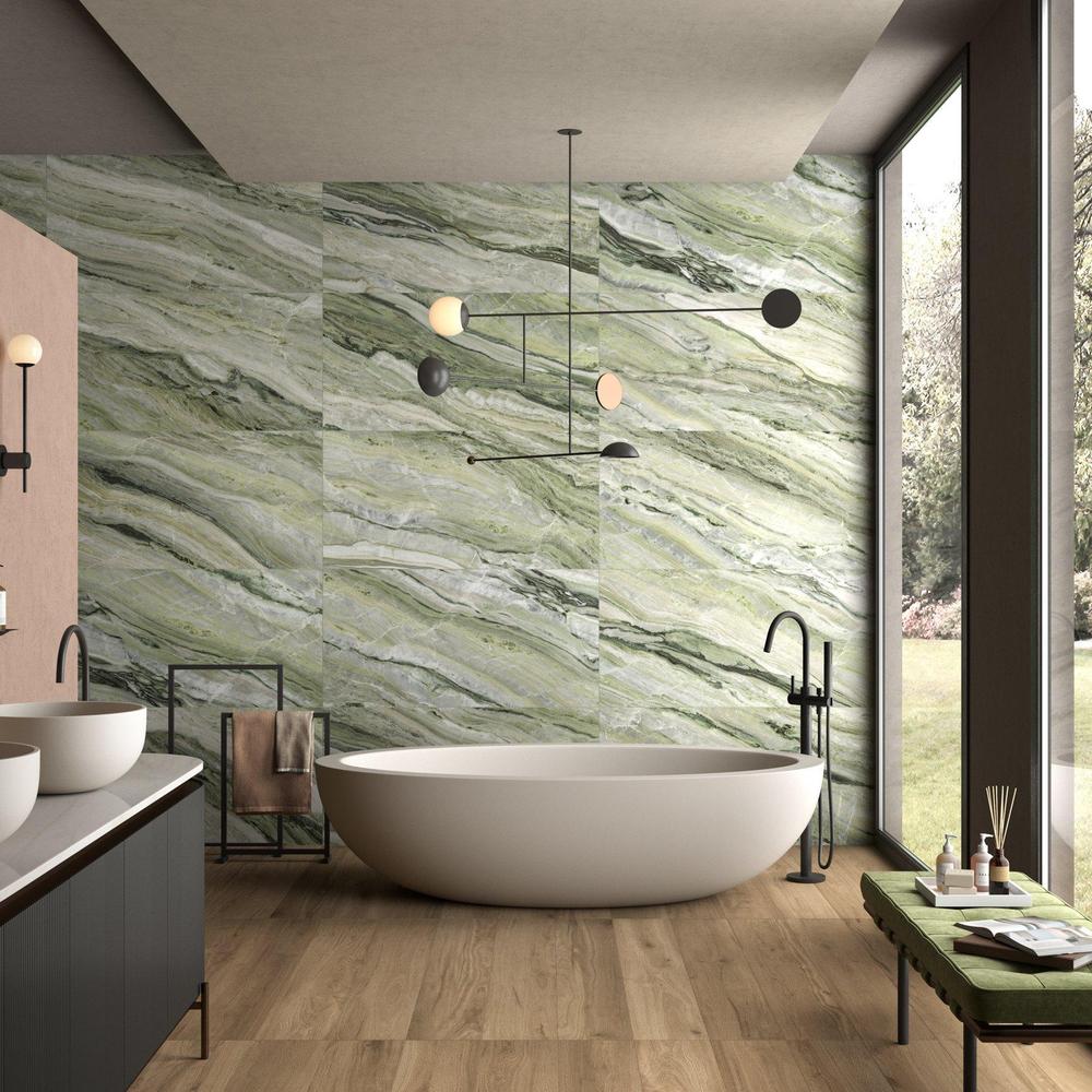 Baño acogedor y elegante con azulejos de ónix que ofrecen serenidad y lujo