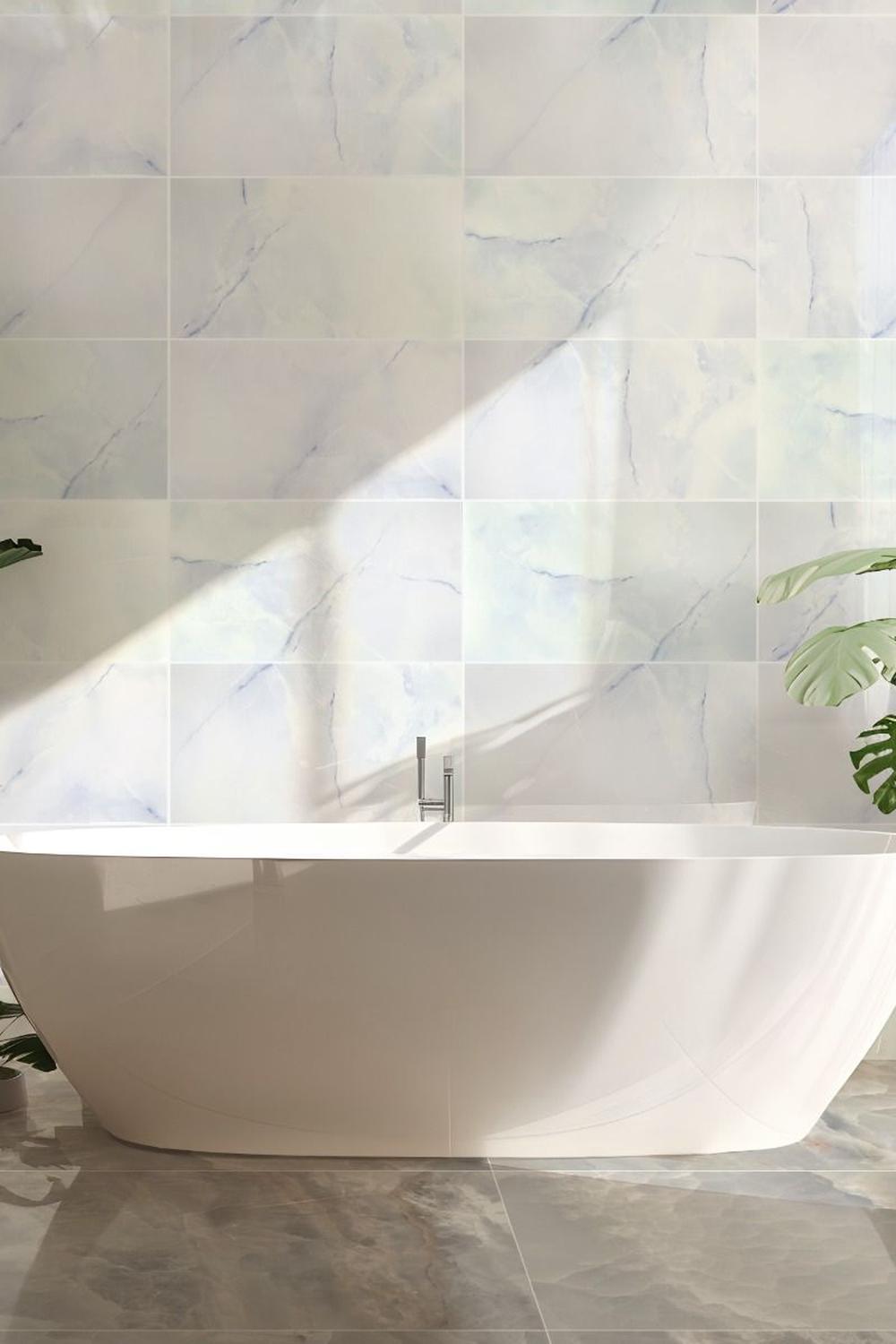 Baño distintivo con azulejos de ónix que combina funcionalidad y lujo