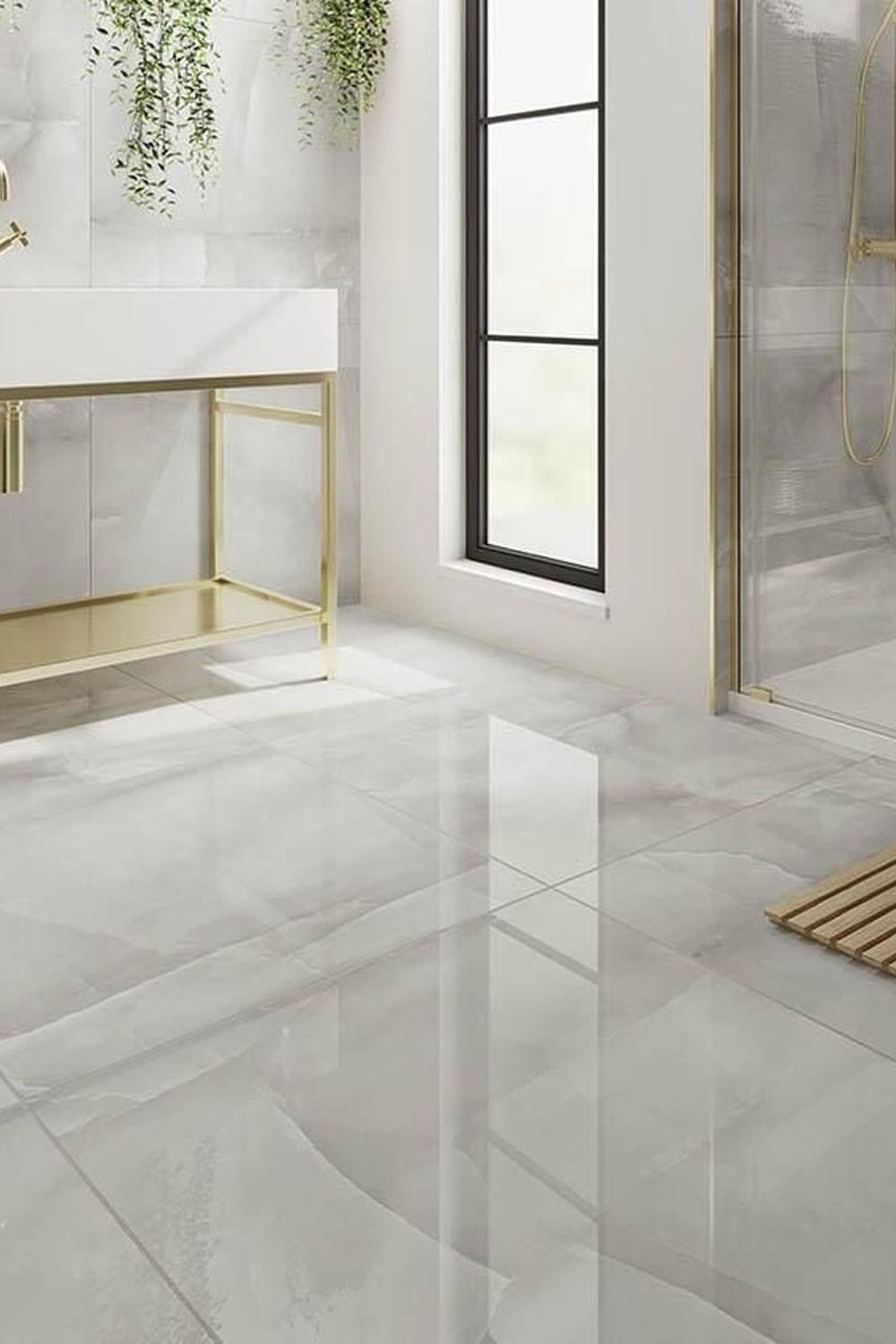 Baño contemporáneo con azulejos de ónix que brillan con amplitud y estilo