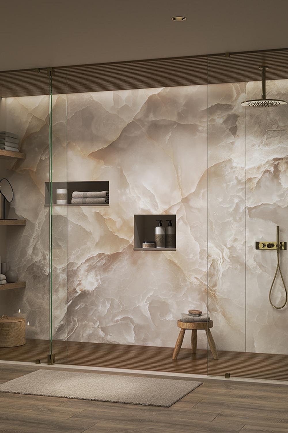 Baño excepcional con azulejos de ónix que promueve relajación y tranquilidad